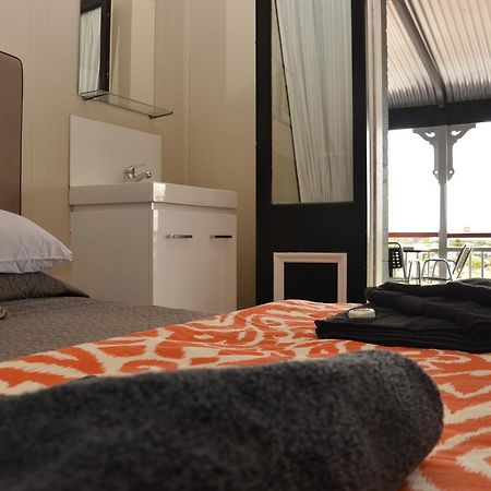 Royal Gatton Hotel Екстериор снимка