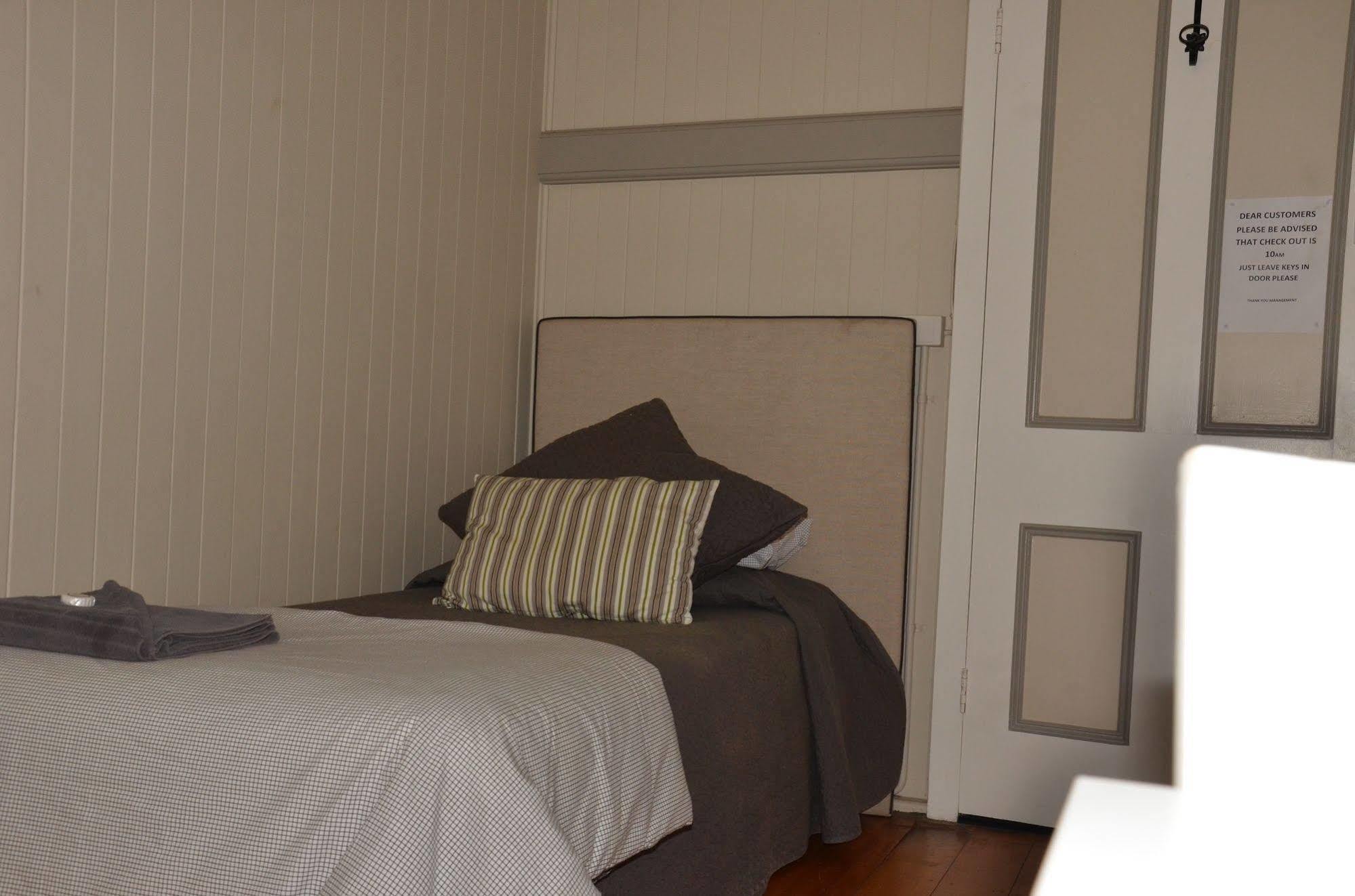 Royal Gatton Hotel Екстериор снимка