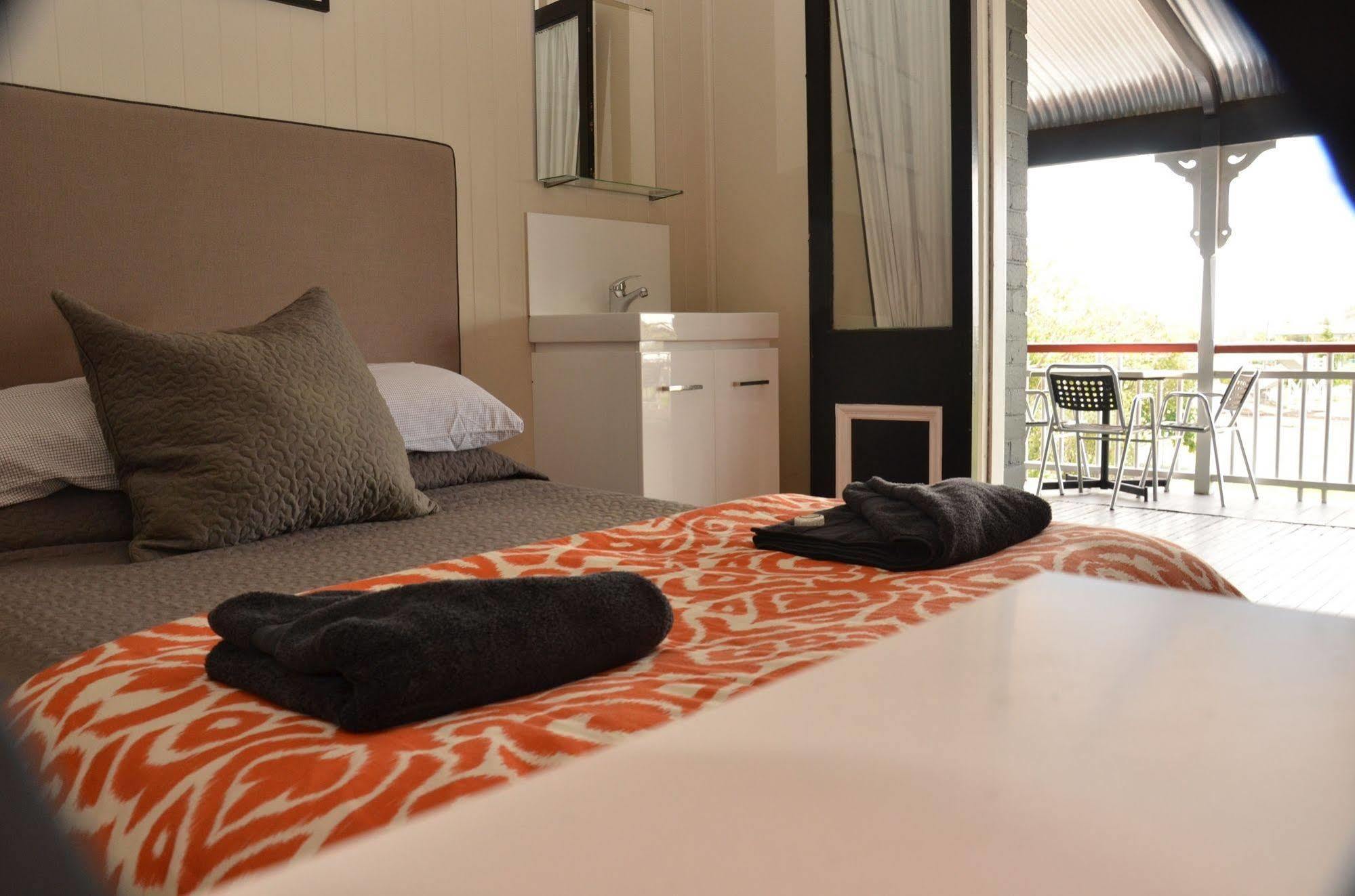Royal Gatton Hotel Екстериор снимка